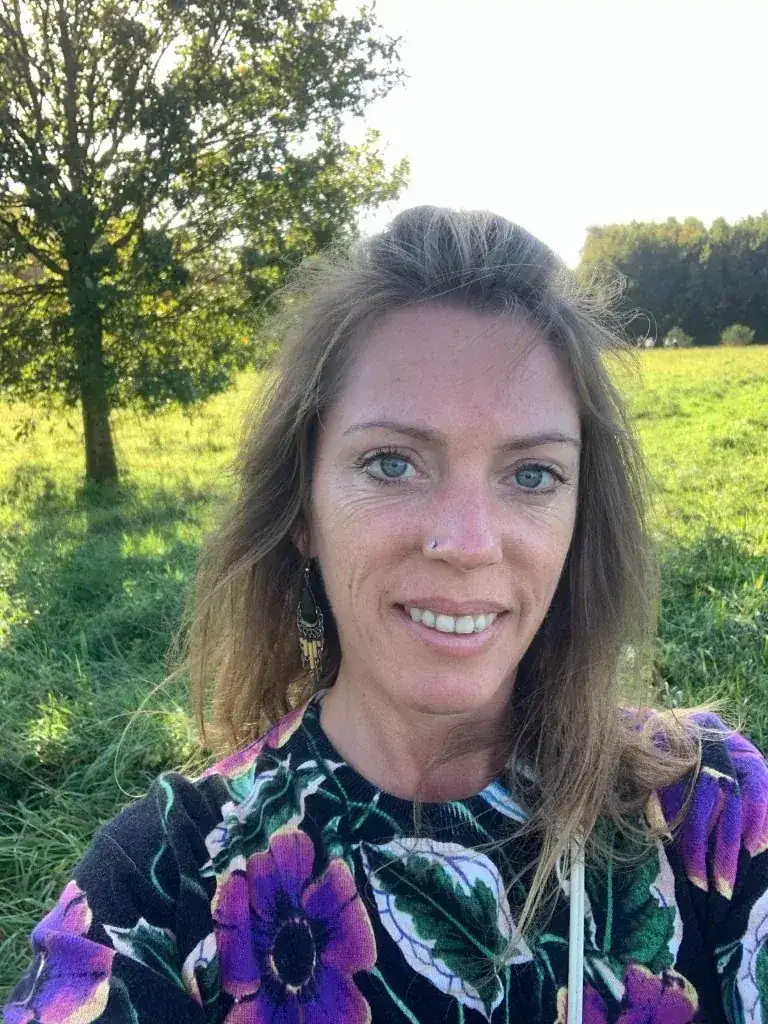 Coach van Jazz It Up in een kleurrijke jurk op een groene weide , community en energie