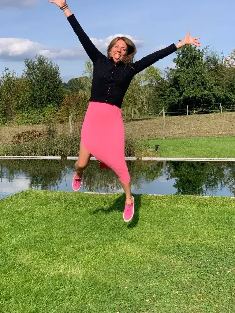 Coach van Jazz It Up springt vrolijk in een roze rok , creatieve energie en beweging